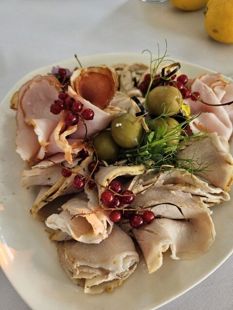 Мясная тарелка ресторана крупным планом